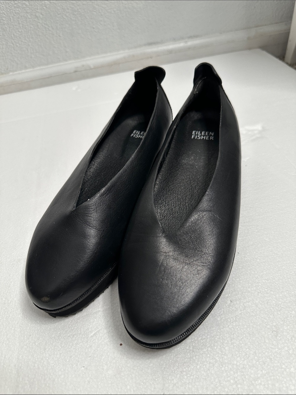 Eileen Fisher Black Leather V‑Cut Ballet Flats size 9